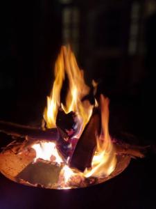 un fuego en un tazón con llamas en él en Wonthaggi, en Amritsar