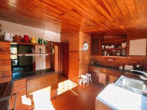 una grande cucina con pareti in legno e ripiani in legno di Just Like Home Casa das Camarinhas a Santana