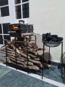 een grill bovenop een stapel houtblokken bij Wonthaggi in Amritsar