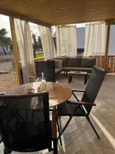 Ein Sitzbereich in der Unterkunft Vila Olson - Holiday Village Twins