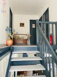 CarluxにあるGITE des teillesの青い扉のある家の階段