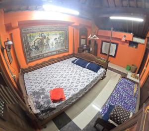 - Vistas a un dormitorio con cama grande en Omahku Mbanciro, en Demangan