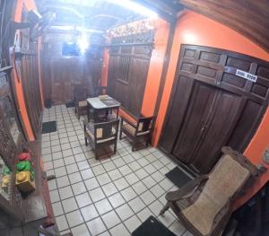 een kamer met stoelen en een tafel. bij Omahku Mbanciro in Demangan