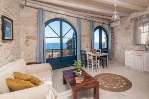een woonkamer met een witte bank en een tafel bij Pelagos Blue Zante in Vasilikos