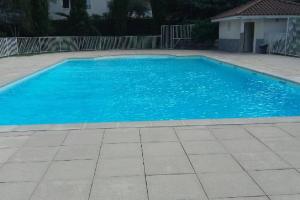 a large blue swimming pool in a yard at Logement à Tassin avec piscine et garage in Tassin-la-Demi-Lune +1 photo