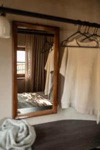 espejo en una habitación con cama y ventana en Oberortlhof - Juval, en Castelbello