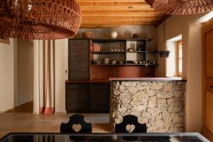 cocina con encimera de piedra y techos de madera en Oberortlhof - Juval, en Castelbello