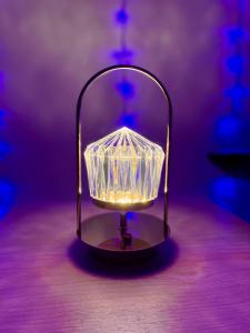 una pequeña lámpara sobre una mesa en Stress-Free Cozy Private Room - heart of the city, en Abu Dabi