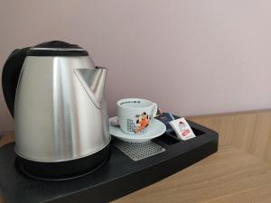 ローマにあるMassimi City Gardenのコーヒーメーカー、コーヒーカップ付きのトレイ