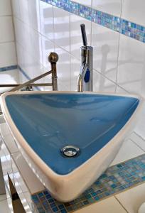La salle de bains est pourvue d'un lavabo bleu. dans l'établissement G & G Appartamento nuovo, moderno e grazioso., à San Nicandro Garganico