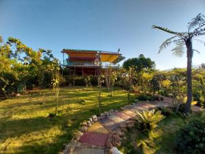 un jardin avec un bâtiment en arrière-plan dans l'établissement K'Ho Cil Homestay Tà Nung, à Đà Lạt