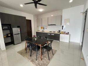 Kitchen o kitchenette sa Country Garden Danga Bay 2 Rooms 2 Bathrooms by KS