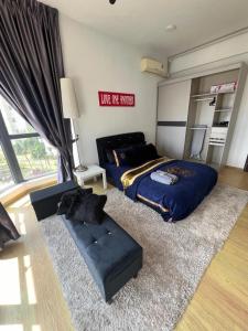 een slaapkamer met 2 bedden en een bank bij Country Garden Danga Bay 2 Rooms 2 Bathrooms by KS in Johor Bahru