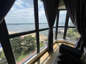 Cette chambre dispose de grandes fenêtres donnant sur l'océan. dans l'établissement Country Garden Danga Bay 2 Rooms 2 Bathrooms by KS, à Johor Bahru