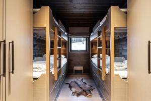 a room with multiple bunk beds in a house at Tindekroken 5, Hemsedal in Fausko