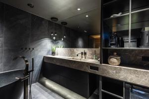 a bathroom with a sink and a tub at Tindekroken 5, Hemsedal in Fausko