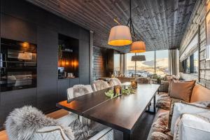 a dining room with a table and chairs at Tindekroken 5, Hemsedal in Fausko