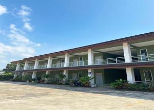 un gran edificio de apartamentos con aparcamiento en OYO 75467 Baan Siripornchai2 en Takua Pa