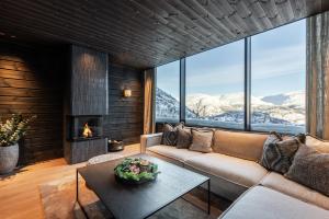 a living room with a couch and a fireplace at Tindekroken 5, Hemsedal in Fausko