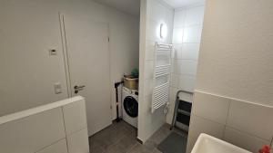 a laundry room with a washer and a washing machine at Chillax Ferienhaus für Familie und Urlauber in Cologne