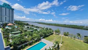 vista su un resort con piscina e fiume di Castle Bayview Resort & Spa a Kampot