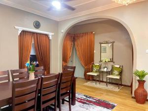 een eetkamer met een tafel en stoelen en een spiegel bij Rumah Tok Wan Dee (House 5 Rooms) 2024 in Wakaf Baharu