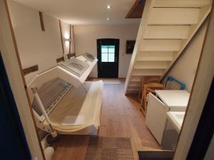 Cette chambre est dotée d'un escalier avec un appareil blanc. dans l'établissement Gut-Rattelvitz-Galerie-D-hochwertig-Sauna-Kamin-eTankstelle-Spielscheune-15-000qm-Parkland, à Gingst