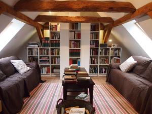 un salon avec deux canapés et une table basse dans l'établissement Gut-Rattelvitz-Galerie-D-hochwertig-Sauna-Kamin-eTankstelle-Spielscheune-15-000qm-Parkland, à Gingst