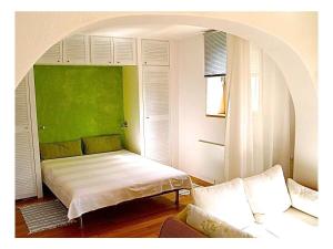 a bedroom with a bed and a green wall at Atelier-Rapp 