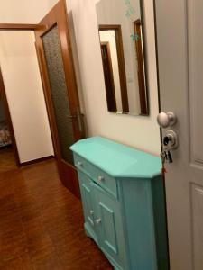 ein Badezimmer mit einem blauen Schrank und einem Spiegel in der Unterkunft CASA CORTE BOTTAZZI in Mirabello