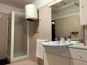 a white bathroom with a sink and a mirror at CASA CORTE BOTTAZZI in Mirabello