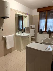 ein Bad mit einem Waschbecken und einem Spiegel in der Unterkunft CASA CORTE BOTTAZZI in Mirabello