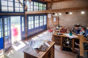 RichişuにあるAni GuestHouse Richisのテーブルと椅子と窓のある広い部屋