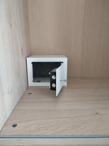 einen TV in einer Ecke eines Zimmers in der Unterkunft LIBECCIO "parcheggio privato, terrazzo, grande appartamento uso esclusivo" in Sapri