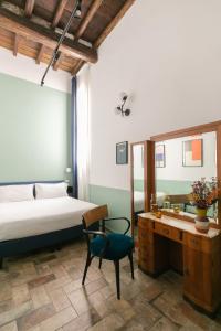 A bed or beds in a room at Passepartout