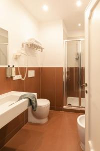 ein Bad mit einem WC und einer Dusche in der Unterkunft Passepartout in Rom