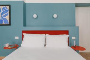 A bed or beds in a room at Passepartout