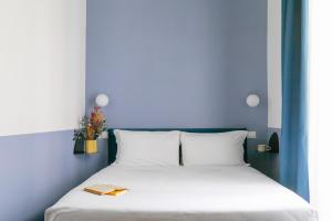 A bed or beds in a room at Passepartout