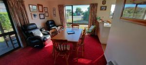 Posezení v ubytování Rakaia Huts Holiday Home