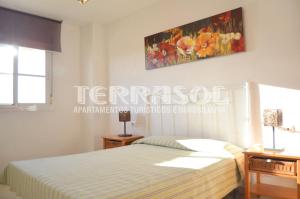 - une chambre avec un lit et une peinture murale dans l'établissement Terrasol Baviera Golf, à Caleta De Velez