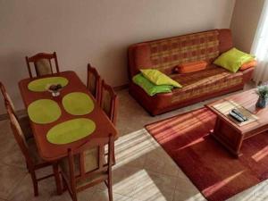 sala de estar con mesa y sofá en Domek Rowy, en Rowy
