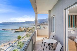 uma varanda com vista para o oceano em Glaros Beach Hotel em Hersonissos