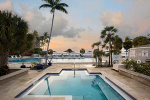 una piscina con palme e una piscina di Key West On My Mind a Key West
