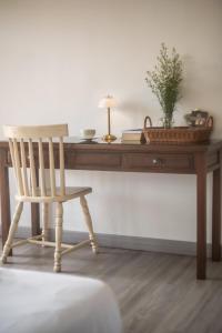 a wooden desk with a chair and a plant on it at Hugga Pai in Pai