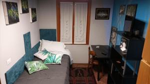 a bedroom with a bed and a desk with a computer at 49 Le Contesse Ide in Meolo