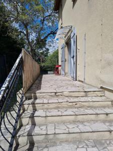 eine Reihe von Stufen, die zu einem Gebäude führen in der Unterkunft Les alouettes in Nanterre