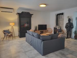a living room with a couch and a television at Apartament Prestiż in Sobótka