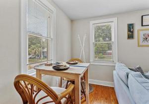 comedor con mesa y 2 ventanas en Trendy 1 Bedroom Retreat At Jacksonville, en Jacksonville