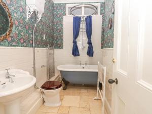 ComptonにあるWootton Houseの浴槽、トイレ、洗面台を備えたバスルーム +55枚の写真
