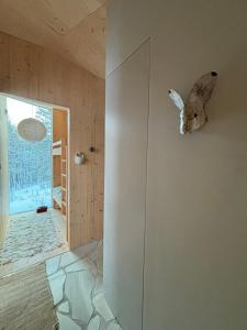 une pièce avec un mur avec un papillon sur le mur dans l'établissement Villa Jäkälä - An architectural wooden villa by the lake, à Rokua